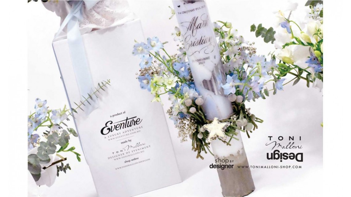 Lumanare botez scurta cu flori naturale delphinium si folie argintie personalizata 11